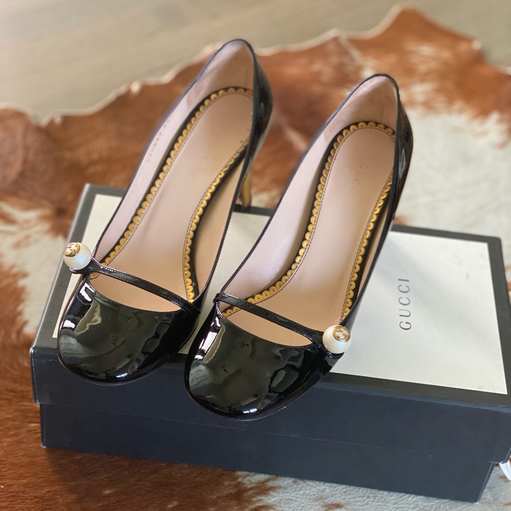 Gucci gold heels, gorgeous!